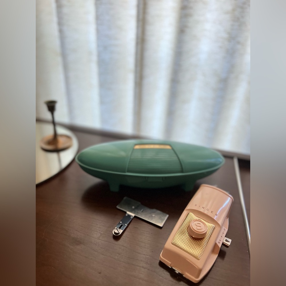 Vintage MCM Atomic Clamshell Singer Buttonholer set